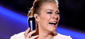 LeAnn Rimes Tears Up During Patsy Cline Tribute Performance