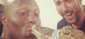 Torii Hunter kisses an alligator On The Lips (Photo)