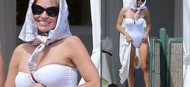 Pamela Anderson : Star Stuns In White Swimsuit