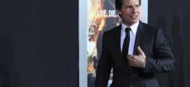 Tom Cruise : Actor surprises fans at Chicago movie theater