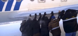 Passengers Push Plane After Brakes Freeze (Video)