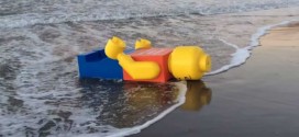 Japan : Giant Lego Man washes up on Japanese beach