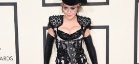 Madonna Grammy Red Carpet - Video : Singer flashes thong in matador outfit