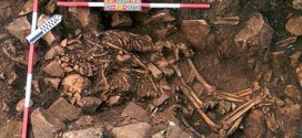 Skeletons found of couple in 5,800-year embrace (Photo)