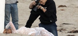 Cindy Crawford Sheer Dress - Photo : Model Bares Her Boobs On The Beach In A Completely Sheer Frock!