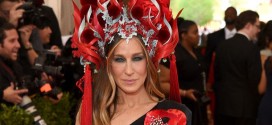 Sarah Jessica Parker's headpiece : Actress Wears Giant 'Chinese' Headpiece at 2015 Met Gala