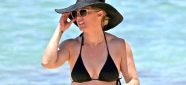 Jennie Garth : Actress Shows Off Her Giant New Rose Tattoo in a Bikini