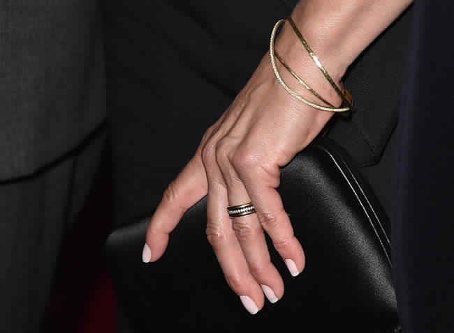 Aniston New Ring? Actress shows off wedding ring on first red carpet since secret nuptials