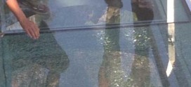 Glass walkway 'cracks under tourists' feet in China' (Video)