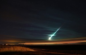 Meteor tail lights up Saskatchewan. sky (Photo)