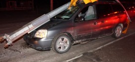 Drunk Manitoba man smacks Headingley traffic light, drives 1 km with pole on hood