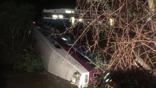 Commuter train derails into California creek, injuring 14 (Video)