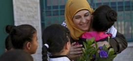 Hanan al-Hroub: Palestinian wins million-dollar Teacher of the Year prize