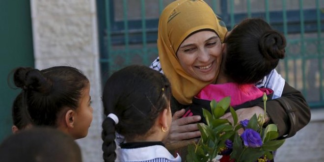 Hanan al-Hroub: Palestinian wins million-dollar Teacher of the Year prize