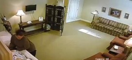 Woman steals ring from corpse in funeral home (Video)