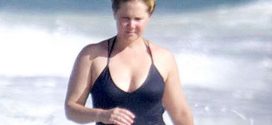 Actress Amy Schumer shuts down trolls with swimsuit post on Instagram (Photo)