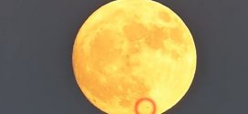 Alien spaceship spotted whizzing past supermoon (Video)